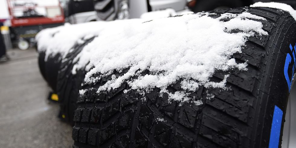 Tire, Snow, Automotive tire, Winter, Freezing, Automotive wheel system, Auto part, Precipitation, Vehicle, Tread, 