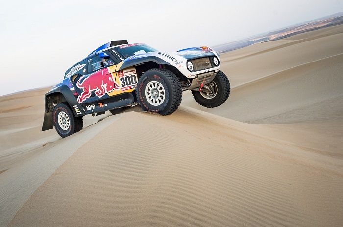 Land vehicle, Vehicle, Sand, Car, Desert racing, Motorsport, Rally raid, Off-roading, Off-road racing, Natural environment, 