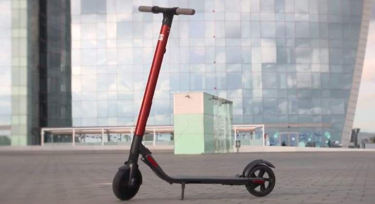 Kick scooter, Vehicle, Wheel, Mode of transport, Automotive wheel system, Motorized scooter, Scooter, 