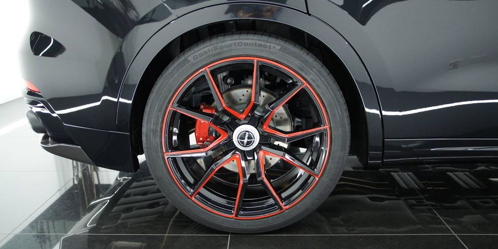 Land vehicle, Alloy wheel, Vehicle, Tire, Rim, Wheel, Spoke, Motor vehicle, Automotive tire, Auto part, 