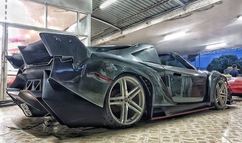 Esta réplica tailandesa del Lamborghini Veneno tiene un MR2 bajo su  carrocería
