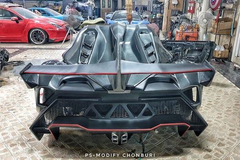 Esta réplica tailandesa del Lamborghini Veneno tiene un MR2 bajo su  carrocería