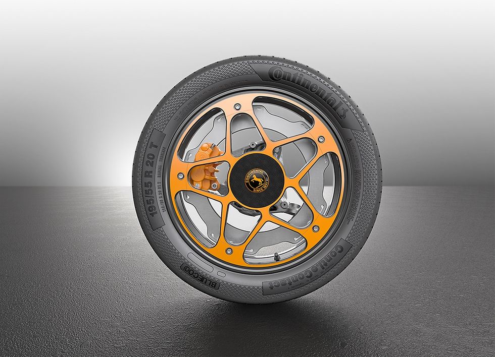 Tire, Alloy wheel, Wheel, Automotive tire, Rim, Auto part, Spoke, Automotive wheel system, Formula one tyres, Synthetic rubber, 