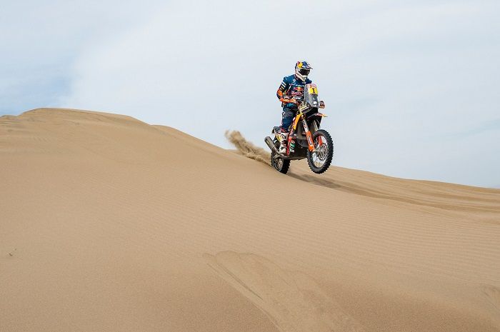 Sand, Desert, Natural environment, Erg, Aeolian landform, Vehicle, Motorcycle, Sahara, Desert racing, Landscape, 