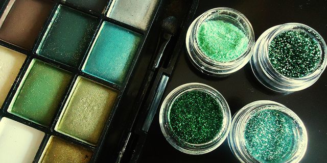 Green, Glitter, Eye shadow, Blue, Eye, Product, Turquoise, Beauty, Organ, Fashion accessory, 