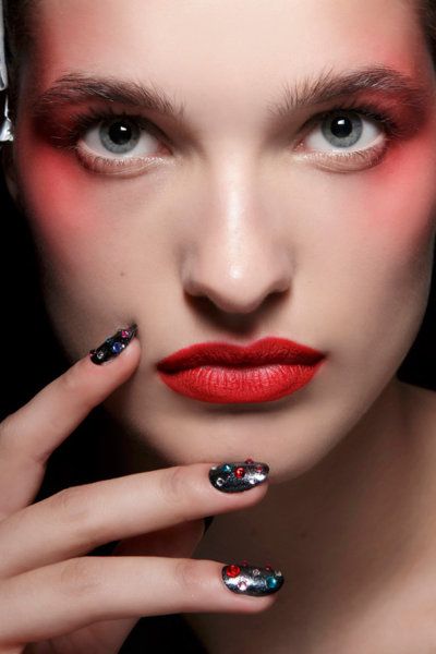 Finger, Lip, Brown, Skin, Eyebrow, Eyelash, Nail, Style, Beauty, Fashion accessory, 