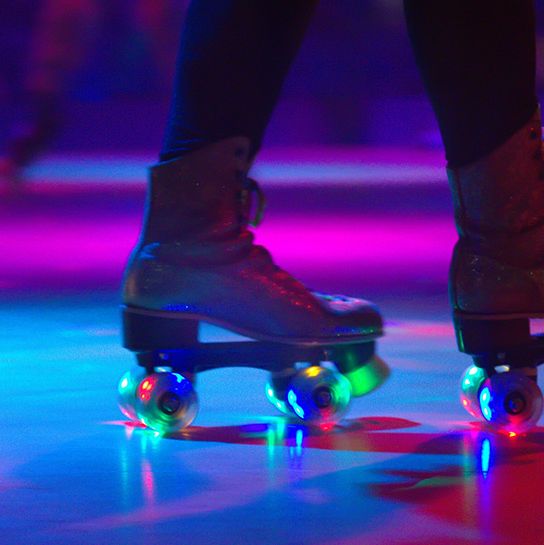 Figure skate, Skating, Footwear, Roller skating, Ice skate, Performance, Shoe, Roller skates, Stage, Performing arts, 