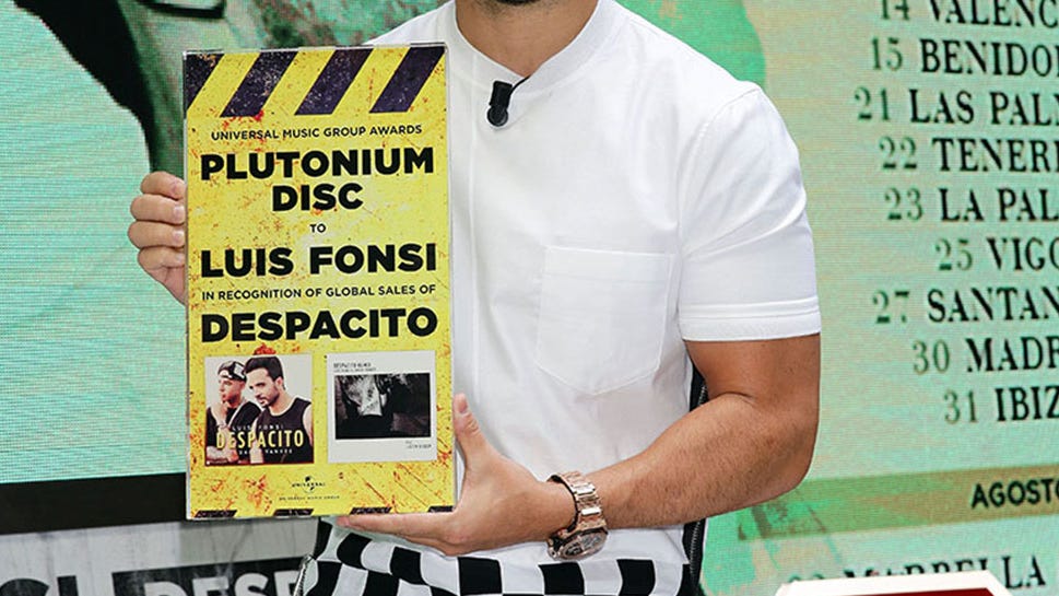 El éxito de Luis Fonsi, 'Despacito' consigue Disco de Plutonio en España El éxito de Luis Fonsi, 'Despacito' consigue Disco de Plutonio en España