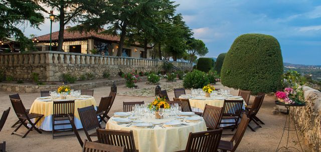 Restaurant, Yellow, Table, Building, Tree, Banquet, Furniture, Resort, Patio, Tablecloth, 