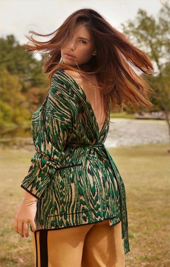 Brown, Green, Hairstyle, Sleeve, Shoulder, Joint, Beauty, Street fashion, Fashion, Neck, 