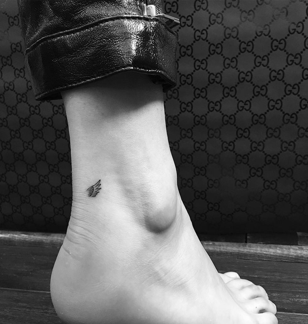Human leg, Joint, Style, Toe, Costume accessory, Monochrome, Foot, Monochrome photography, Black-and-white, Ankle, 