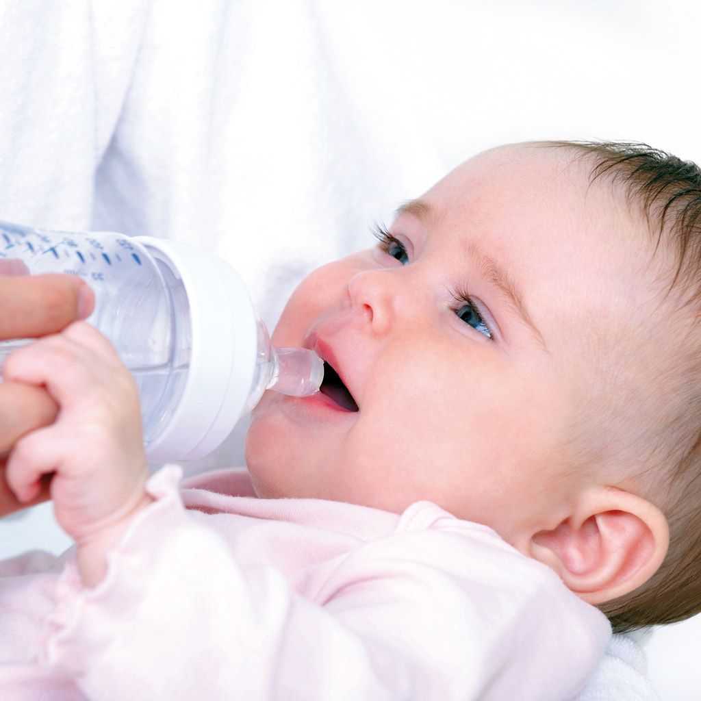 Cuándo dar de beber al bebé: cómo y cuánta agua debe tomar