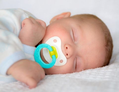 los recién nacidos, como el de la foto que aparece dormido con un chupete en la boca, suelen hacer ruidos extraños mientras descansan