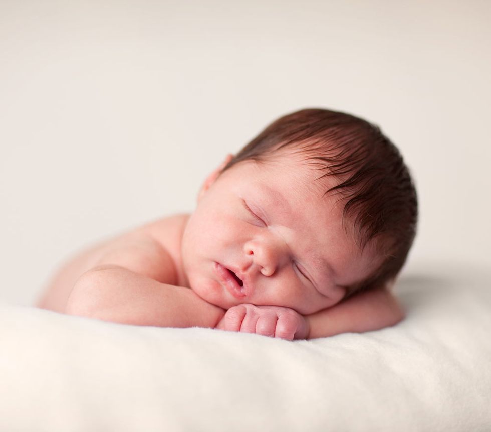 el color de piel enrojecida del recién nacido puede tener su origen en un esfuerzo del bebé o en no cambiarlo de posición
