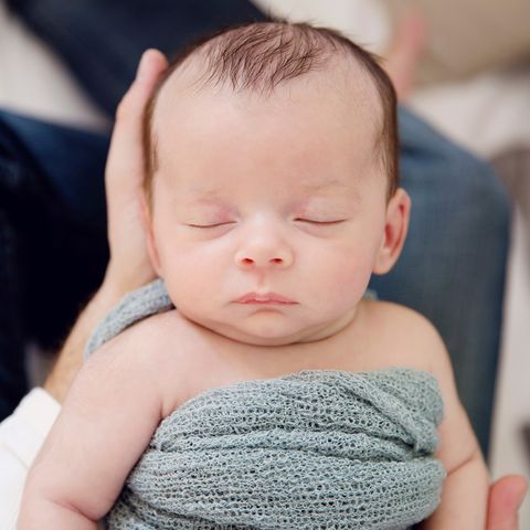 un bebé recién nacido durmiendo descubre todas las claves de la curva de peso del bebé