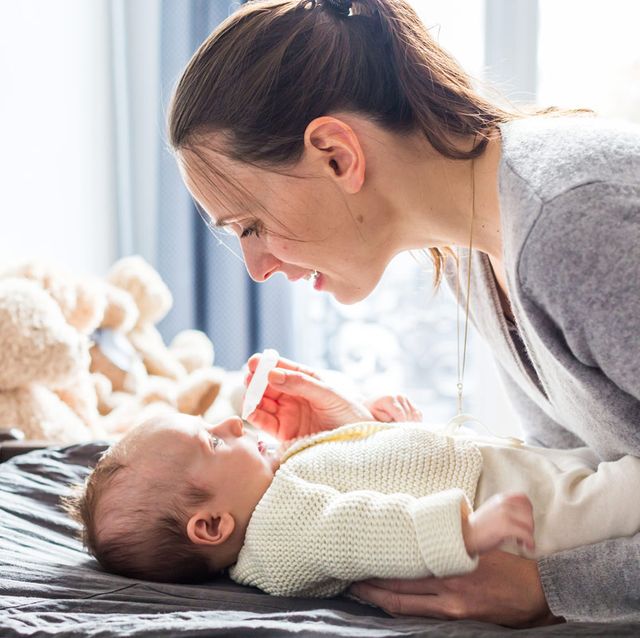 la higiene, como limpiar los ojos con suero, al igual que en la foto,  es muy importante si el bebé tiene conjuntivitis