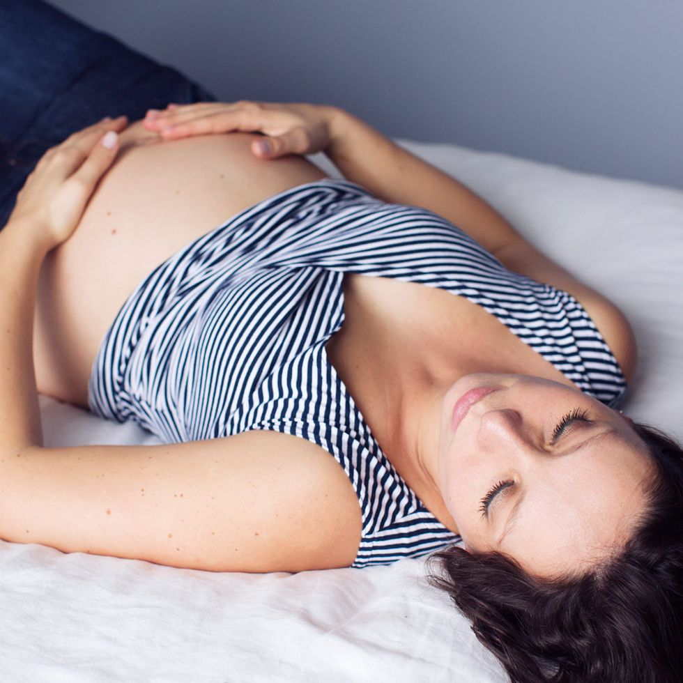 La mejor posición para dormir en el embarazo