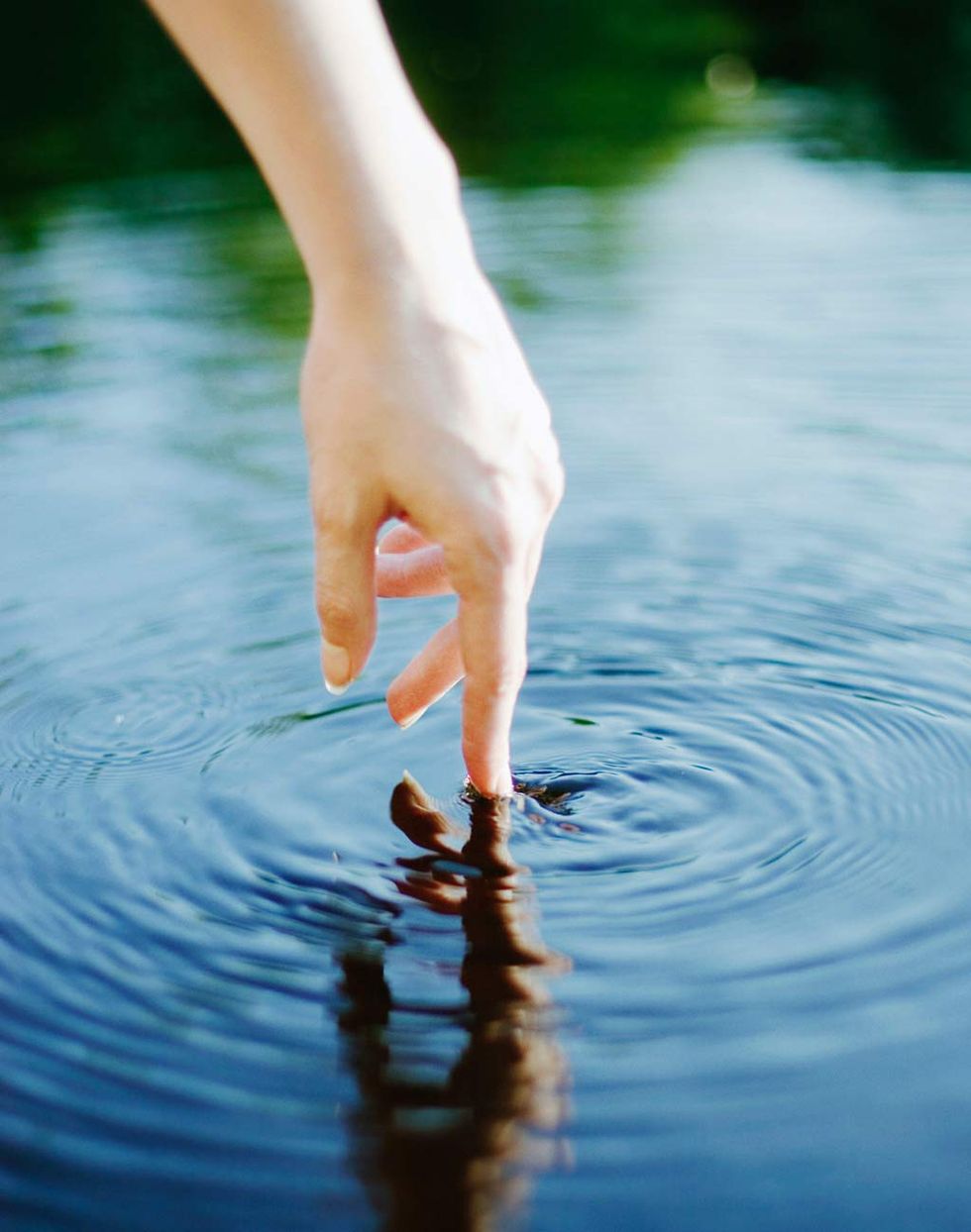 Water, Reflection, Hand, Finger, Leg, Beauty, Water resources, Skin, Arm, Sky, 