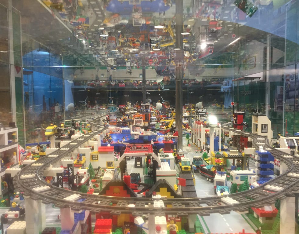 Urban area, Metropolitan area, Building, City, Urban design, Metropolis, Traffic, Scale model, Glass, Street, 