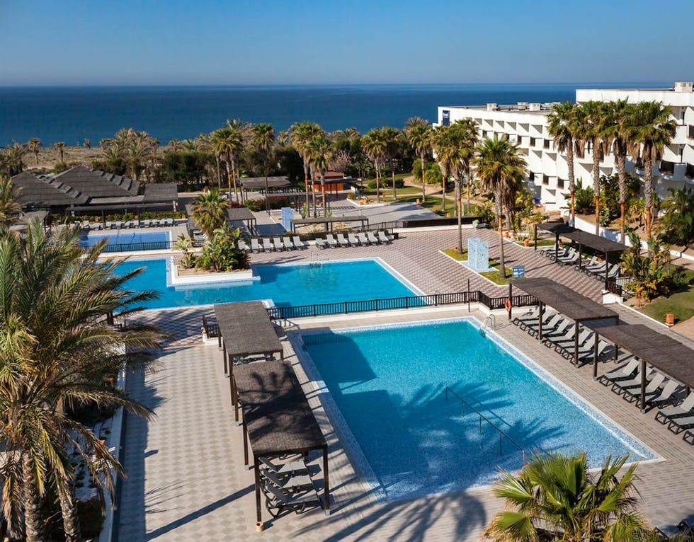 Swimming pool, Resort, Property, Water, Tree, Real estate, Town, Arecales, Azure, Resort town, 