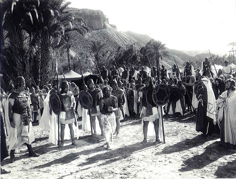 People, Standing, Crowd, Monochrome, Vintage clothing, History, Walking, Arecales, Palm tree, 