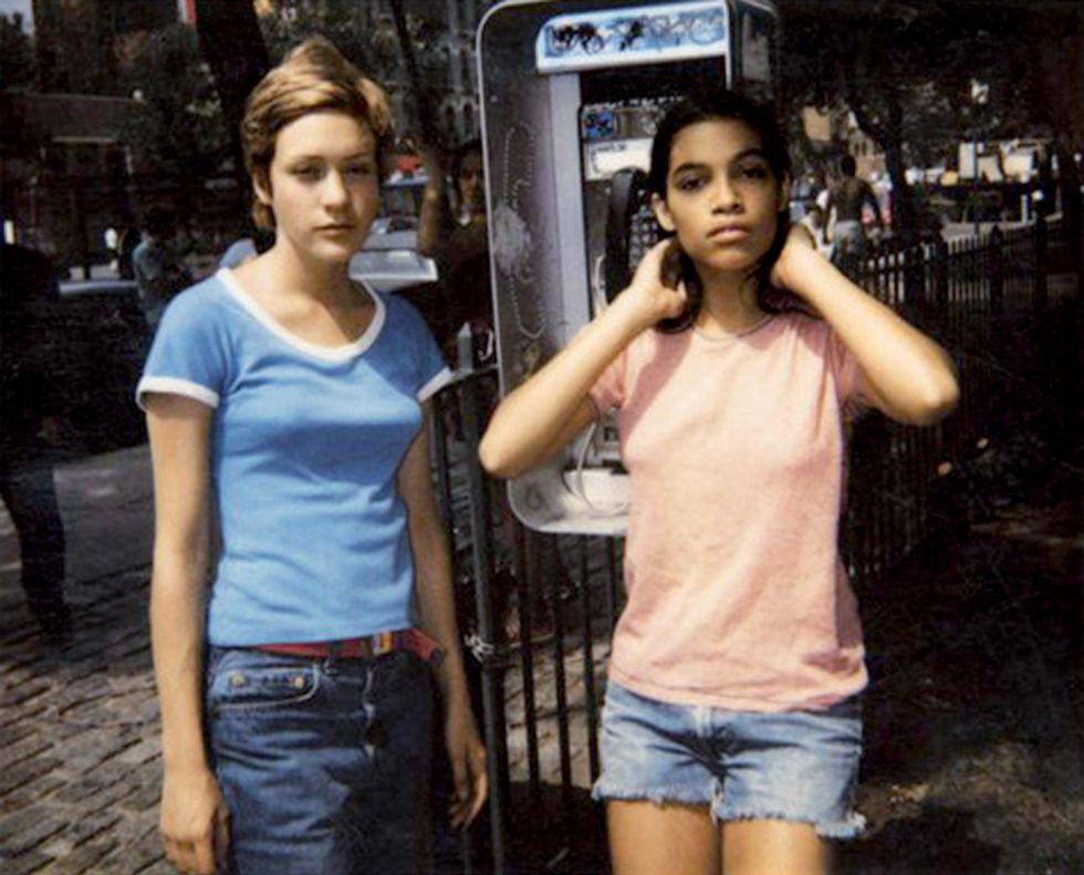 rosario dawson con chloë sevigny en su debut en el cine, 'kids' 1995 tenía 16 años