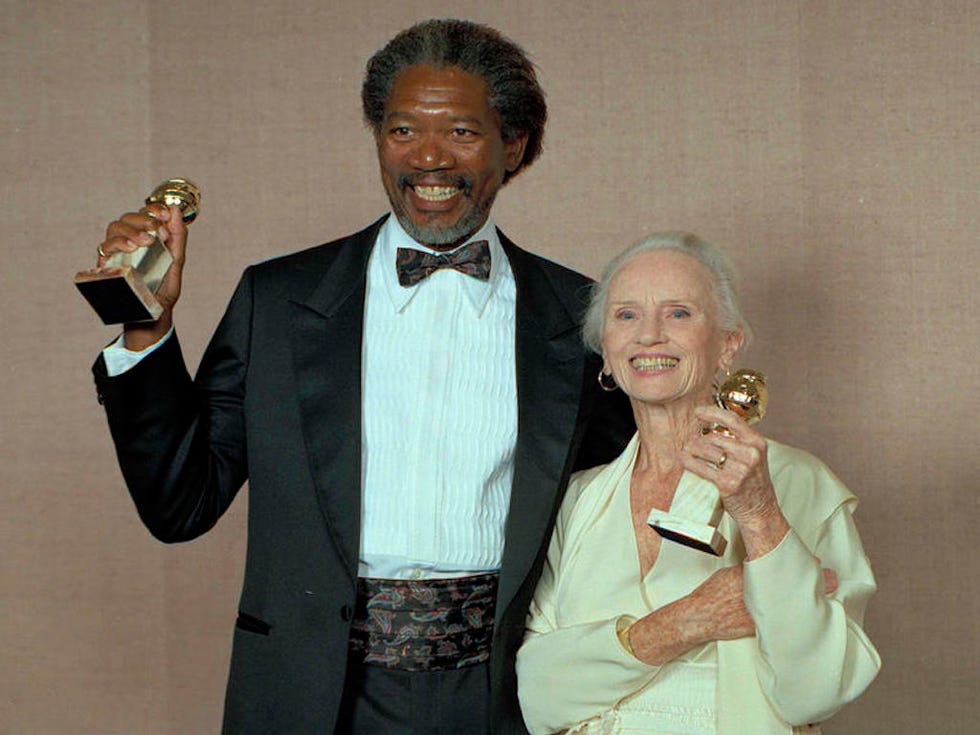 morgan freeman con su globo de oro por paseando a miss daisy