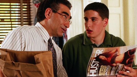 el protagonista de american pie mira una revista pornográfica junto a su padre