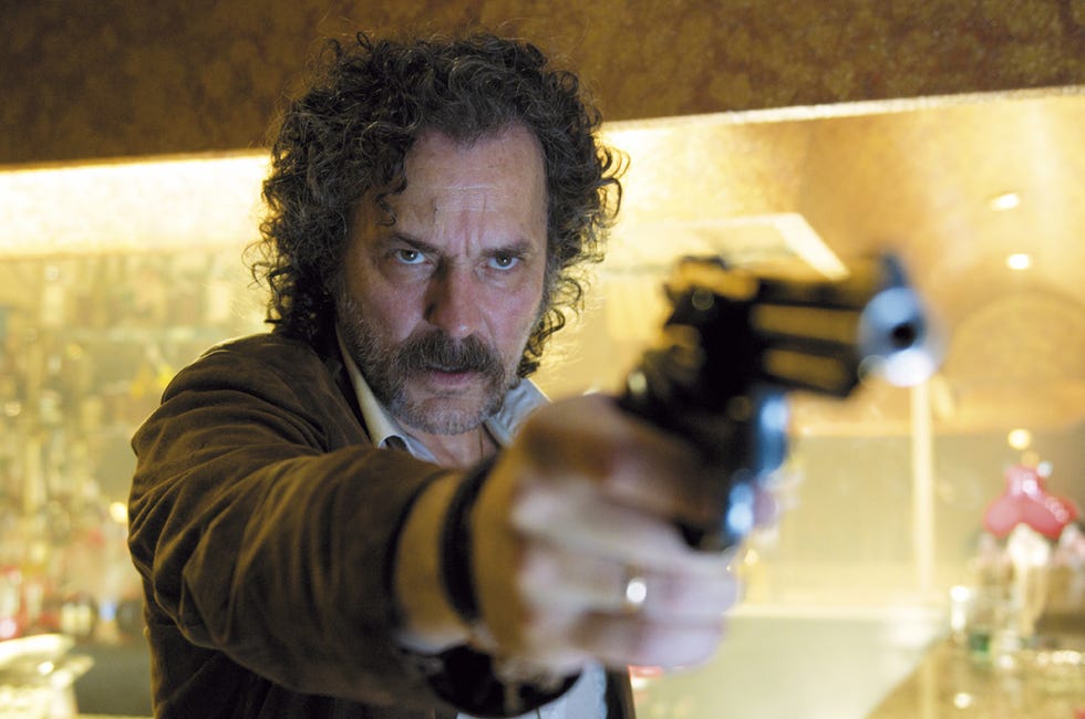 josé coronado sosteniendo una pistola en la película no habrá paz para los malvados