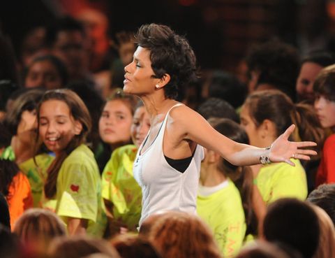 Hair, Face, Head, People, Crowd, Sleeveless shirt, Community, Audience, Youth, Active tank, 