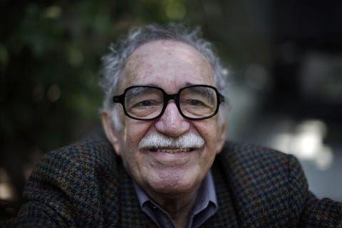 Resultado de imagen para Un señor muy viejo con unas alas enormes, un relato mágico de Gabriel GarcÃa Márquez.