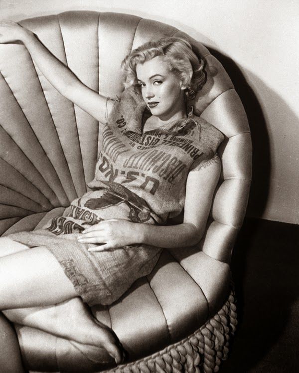 Beauty, Black-and-white, Photography, Monochrome, Sitting, Monochrome photography, Leg, Photo shoot, Retro style, Blond, 