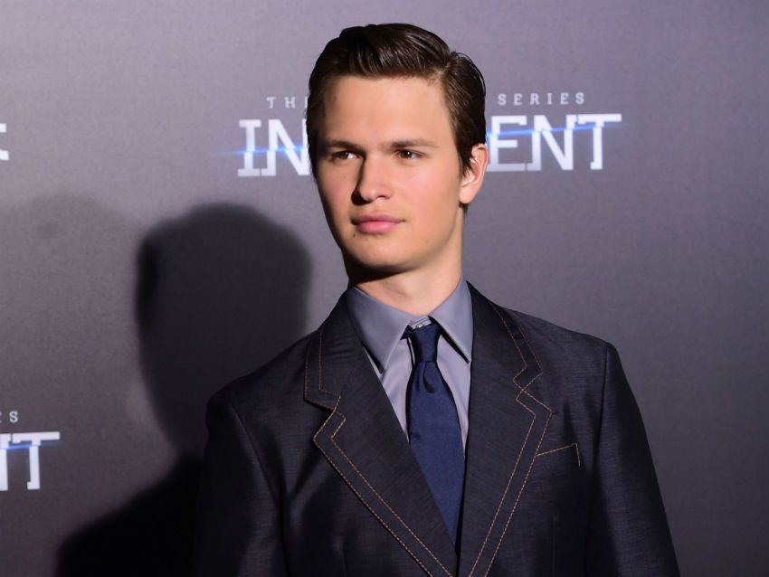 ansel elgort en blanco y negro