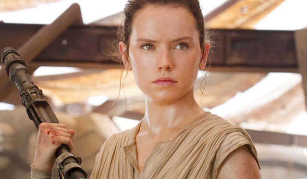 Daisy Ridley oculta el nuevo peinado de Rey para 'Star Wars: Episode VIII'