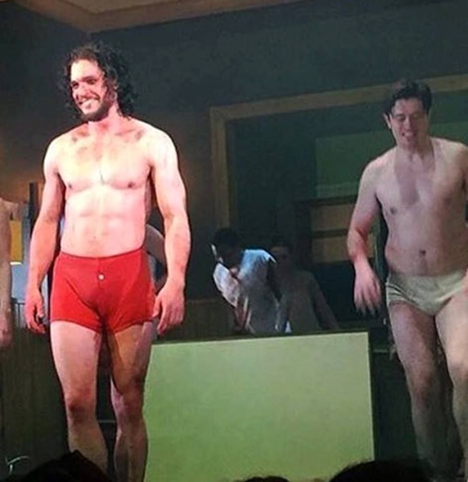 Kit Harington (Jon Snow) se desnuda en su obra teatral