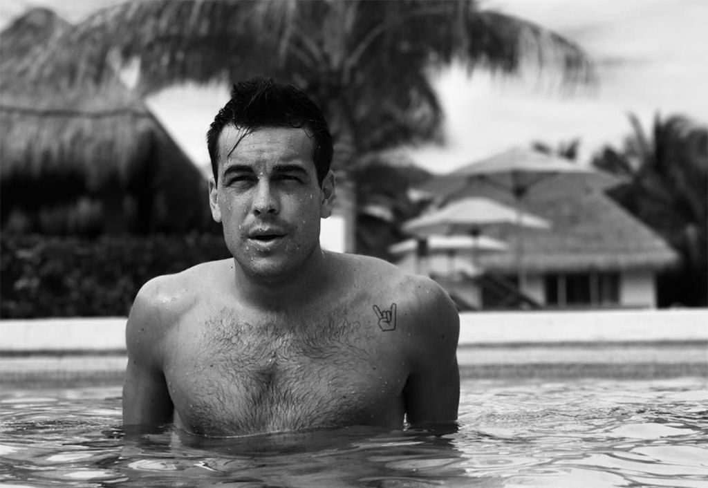 Mario Casas presume de hermanos... y lo peta en Instagram