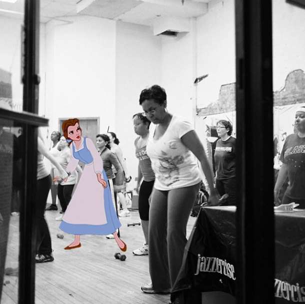 https://hips.hearstapps.com/es.h-cdn.co/fotoes/images/peliculas-para-ninos-cine-infantil/15-personajes-disney-retratados-en-situaciones-del-mundo-real/05/48281416-1-esl-ES/05.png?resize=980:*