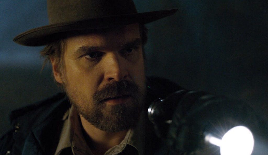 Stranger Things': Hopper baila el 'Aserejé' y todo lo que le echen