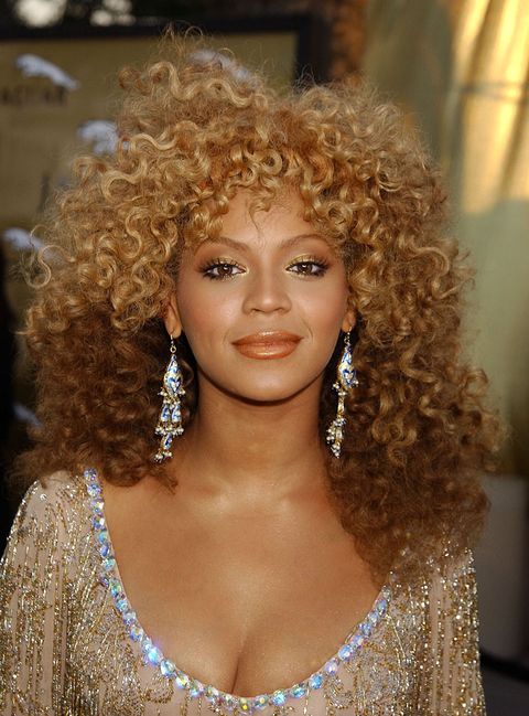 Jheri curl, Lip, Brown, Hairstyle, Chin, Eyebrow, Ringlet, Earrings, Style, Fashion accessory, 