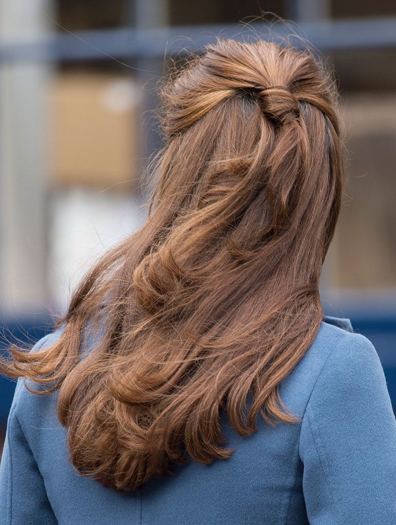 Hairstyle, Sleeve, Shoulder, Textile, Street fashion, Brown hair, Back, Long hair, Blond, Electric blue, 