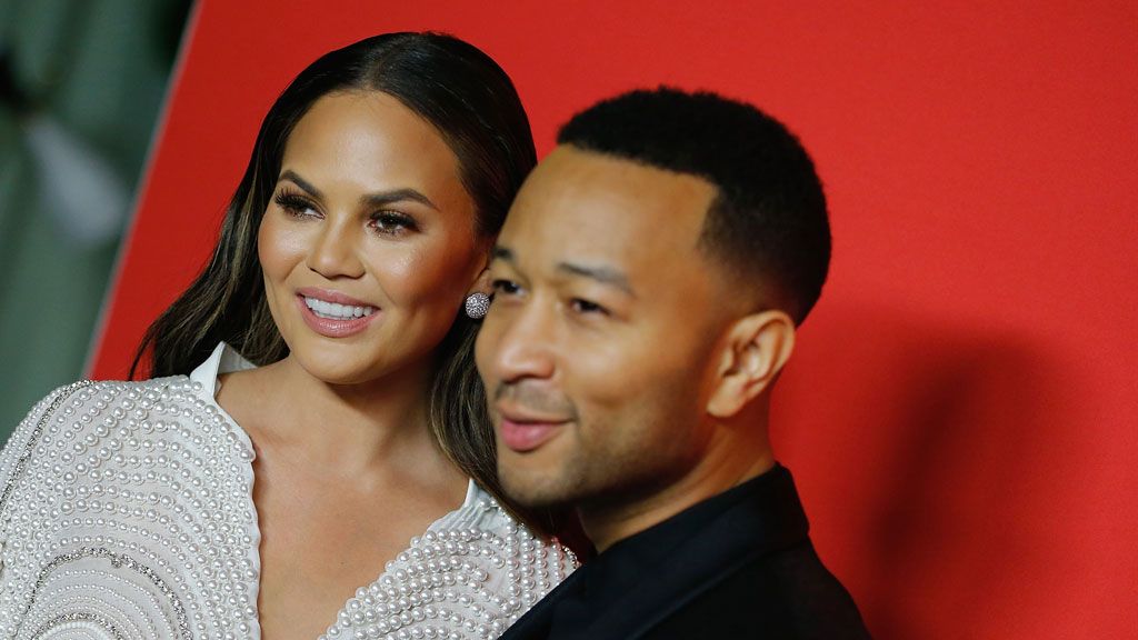 Chrissy Teigen diz que John Legend foi chamado de macaco por fotógrafo -  Quem