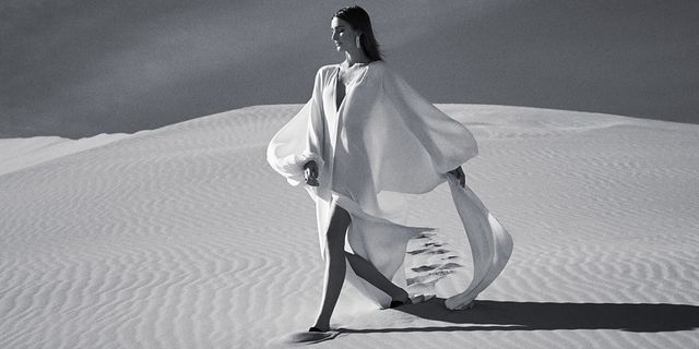 Sand, Aeolian landform, Fashion model, Dune, Desert, Erg, Singing sand, Model, Ankle, Fashion design, 