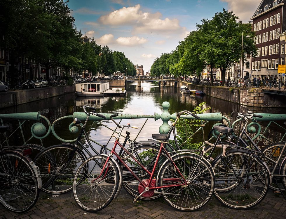 Bicycle, Waterway, Canal, Bicycle wheel, Mode of transport, Vehicle, Water, Sky, Bicycle accessory, Daytime, 