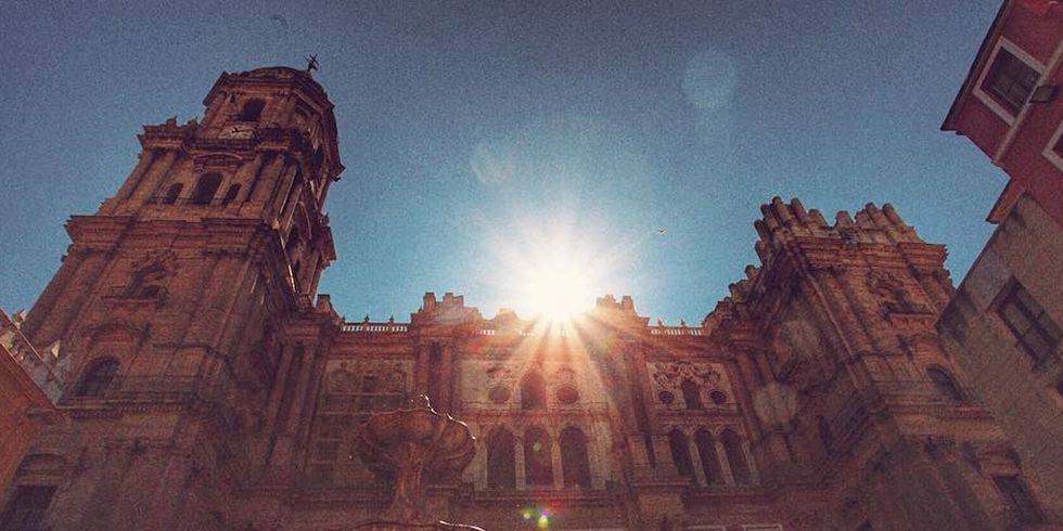 Sun, Medieval architecture, Astronomical object, Lens flare, Arch, History, Classical architecture, Symmetry, Historic site, Ancient history, 