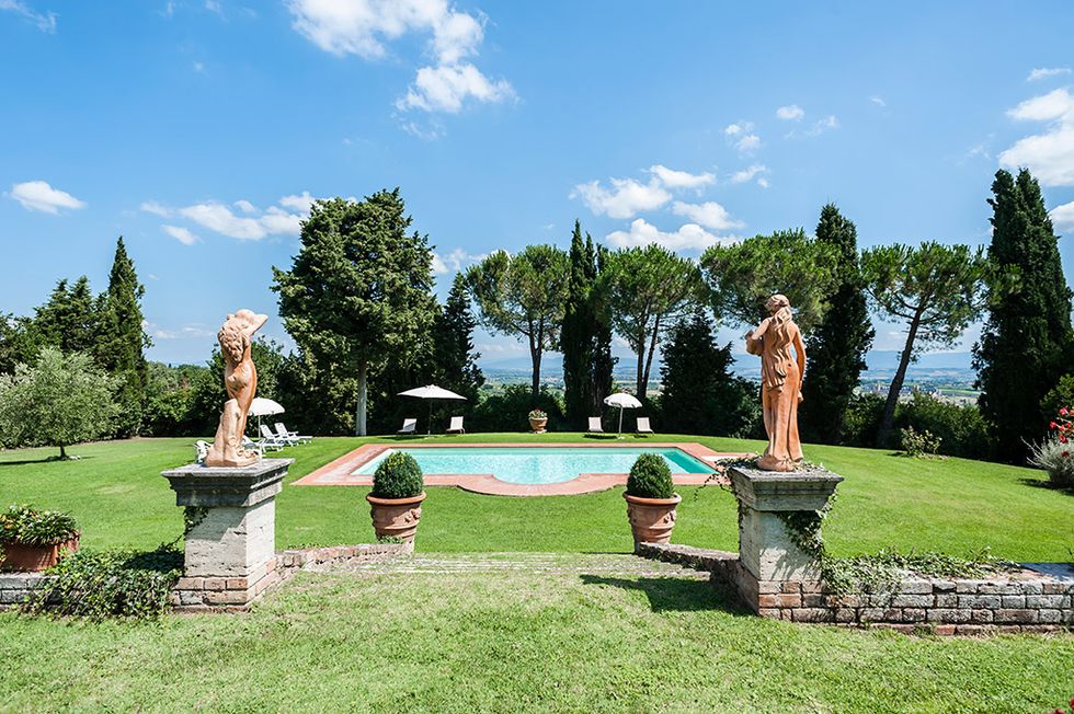 Sky, Plant, Garden, Sculpture, Park, Shrub, Monument, Lawn, Cumulus, Statue, 