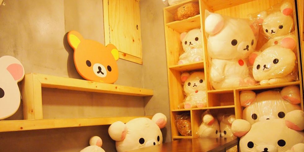 Toy, Yellow, Room, Organism, Stuffed toy, Vertebrate, Plush, Textile, Baby toys, Collection, 