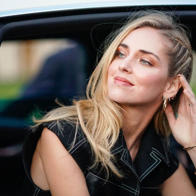 Hair, Face, Blond, Vehicle door, Beauty, Automotive design, Hairstyle, Lip, Brown hair, Vehicle, 