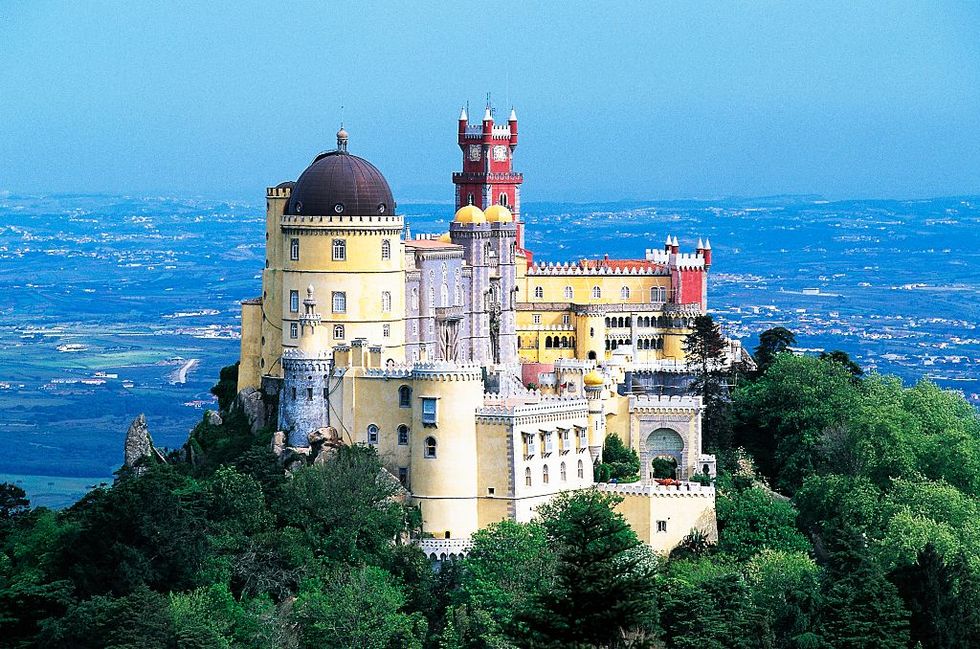 Landmark, Castle, Sky, Building, Château, Architecture, Hill station, Sea, Tourism, Palace, 