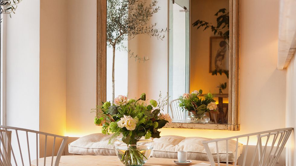 Room, Table, Interior design, Furniture, Bouquet, Interior design, Petal, Flower Arranging, Centrepiece, Floristry, 