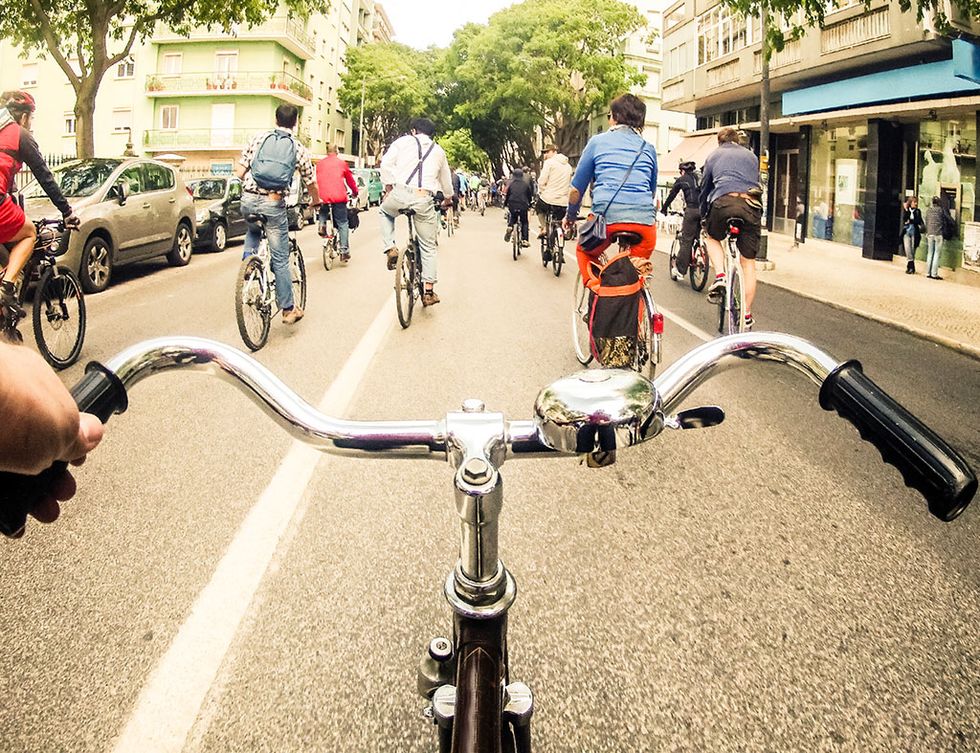 Bicycle handlebar, Bicycle, Vehicle, Cycling, Bicycle wheel, Urban area, Bicycle pedal, Bicycle part, Road, Street, 